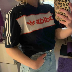  - Mörkblå Adidas T-shirt, jag är vanligtvis en xs/s