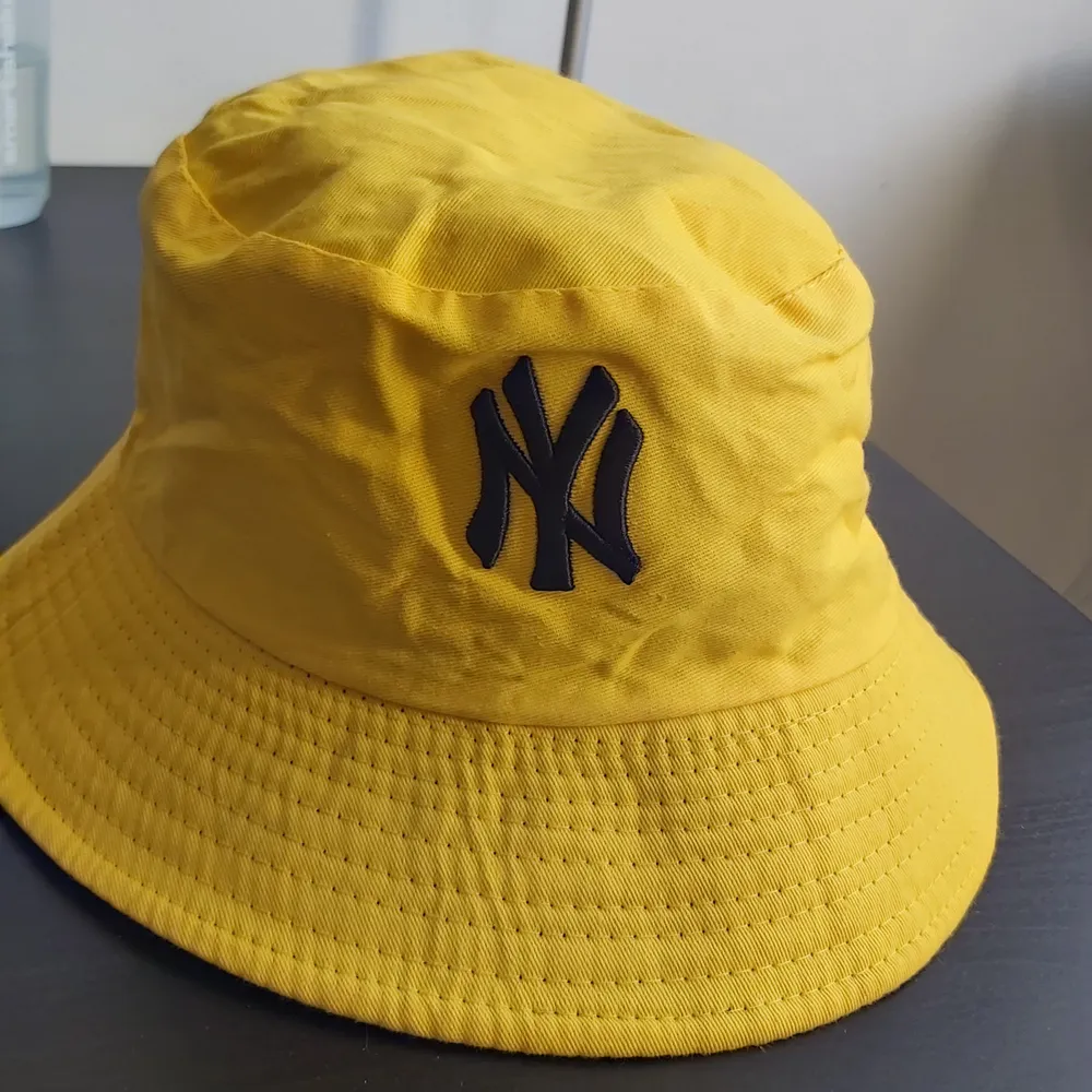 Reversible bucket hat från New York Yankees i svart och gul. Pris kan diskuteras. Kan mötas upp i Lund annars står köparen för frakten . Accessoarer.