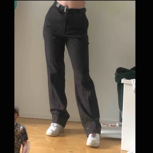  - oversized mörkbruna kostymbyxor, storlek står inte men jag är 174 och kan bara ha dom med skärp. 