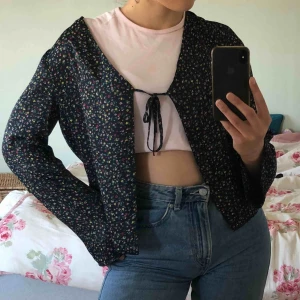  - Super söt blus från Urban outfitters! Är i nyskick och har bara blivit använd några gånger💘 super fin blus att ha i våren och sommaren 