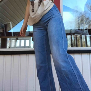  - Ursnygga vida jeans från vero Moda. Ett par gamla favvisar men används ej längre. Dm vid intresse!!