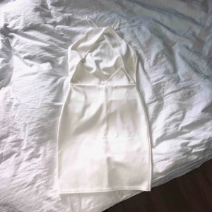  - Studentklänning från Nelly. Använd en gång på skolavslutningen i nian, därav är den i väldigt fint skick. Tyvärr har den blivit för liten för mig, annars hade jag lätt haft den på studenten också. Frakten ingår!