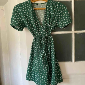  - Står att den är i M men skulle snarare säga XS. Lite för kort på mig som är 164 cm. Köpare står för frakt.