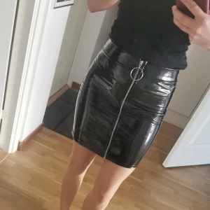 Lack kjol  - Sjukt snygg kjol från nelly. Kommer inte till användning. Skönt och stretchigt material. Formar sig snyggt på kroppen 