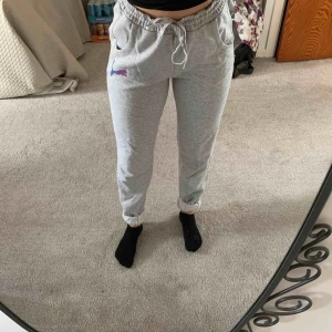 Puma mjukis - Helt nya oanvända äkta puma mjukisbyxor. Säljer pga förlånga. Är 160 cm lång. Köparen står för frakt om den ej kan mötas upp