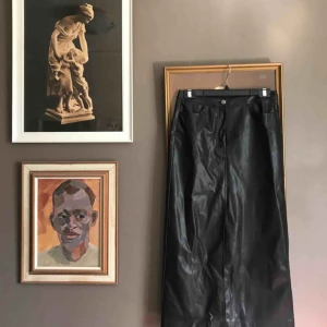  - Otroligt snygg skinnkjol men beställde i fel storlek :( Kjolen har aldrig använts och kommer från WEEKDAY. Den är utrustad med fickor och en slits framtill. Perfekta vårkjolen!✨🌸