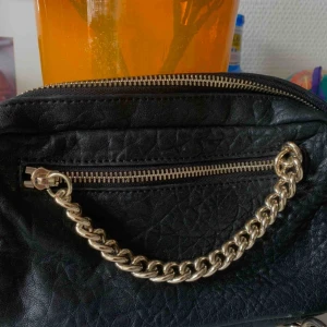  - Supercoola väska från &otherstories. Funkar att ha runt midjan likaväl som sätta på och använda som vanligt!  Använd cirka två gånger. Säljs inte längre 