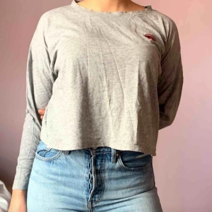  -  Mysig långärmad tröja med en fin patch👄 Bra skick!
