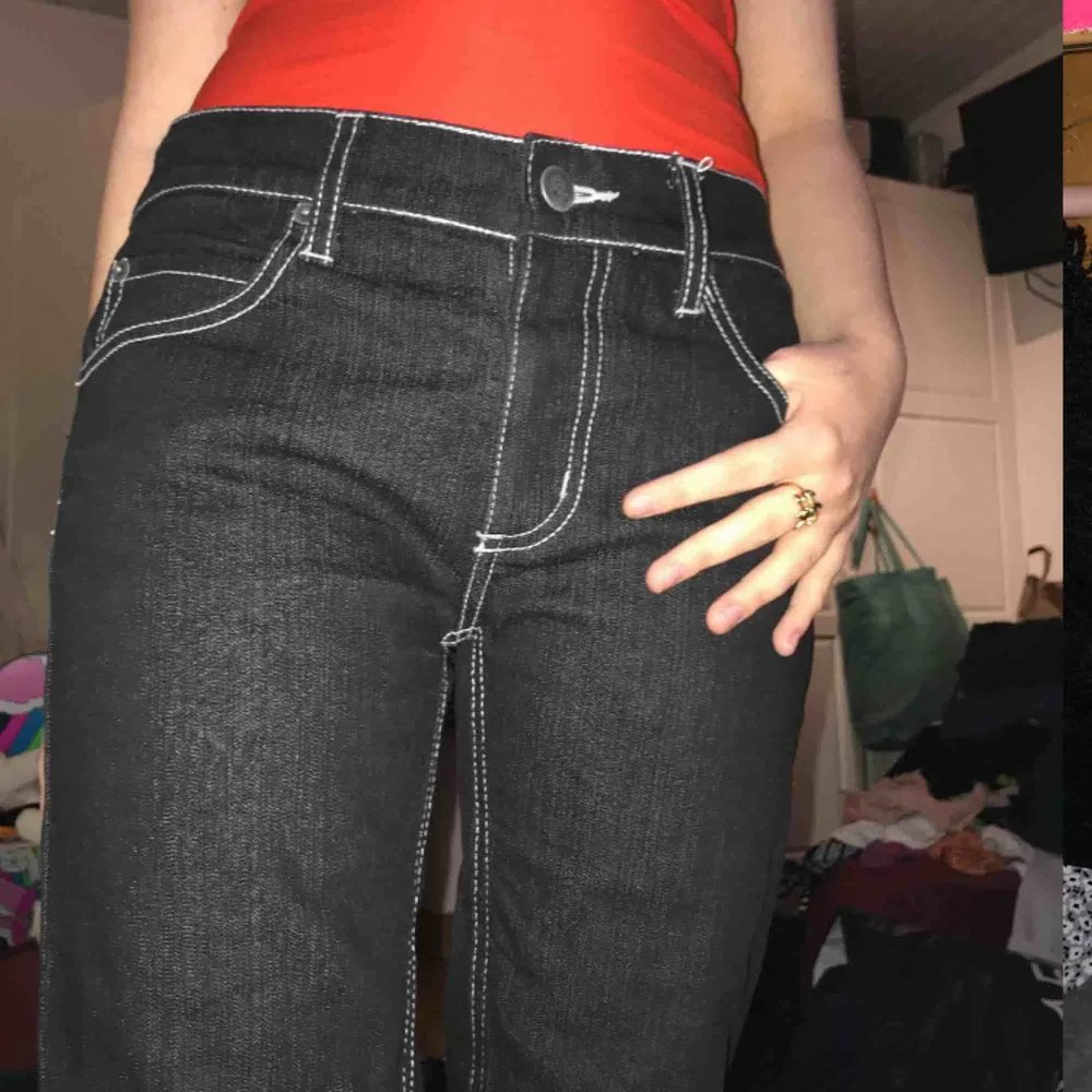 skitsnygga svarta jeans med kontrastsömmar från cheap monday, tyvärr alldeles för stora för mig, kan dock passa mindre personer så länge man har skärp. Jeans & Byxor.