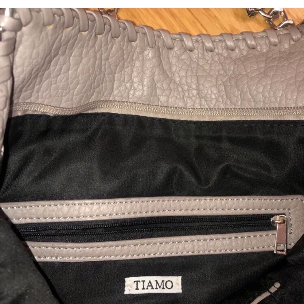 Trendig väska från Tiamo/Scorett! Första bilden är lånad! Köpt för 550kr. DISKUTERBART PRIS!💕💕💗💞. Väskor.