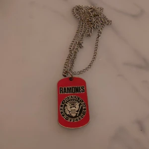 Ramones halsband - Säljer mitt punkiga ramones halsband pga att jag inte använder de längre. Frakt ingår i priset. 