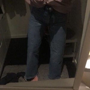 MONKI JEANS  - Trendiga jeans från monki. Knappt använda för har många andra byxor, så de är väldigt bra skick på dom!! Säljer dom för dom inte kommer till användning så ofta. Dom är sköna och sitter bra. KÖPA FÖR: 499kr FRAKT: 60kr 