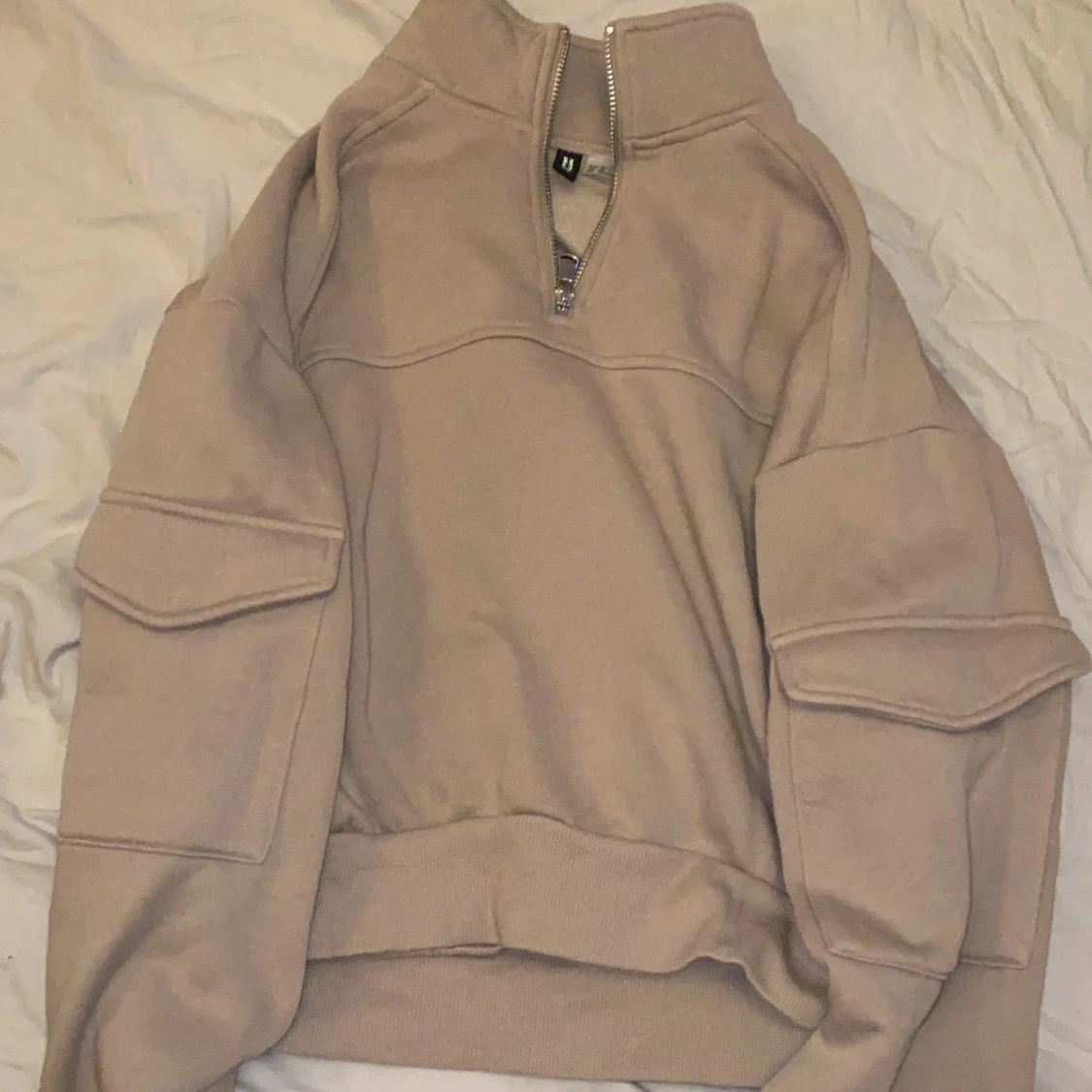 Tjocktröja med detaljer