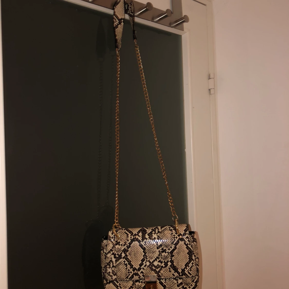 Ormmönstrad handväska  - 90