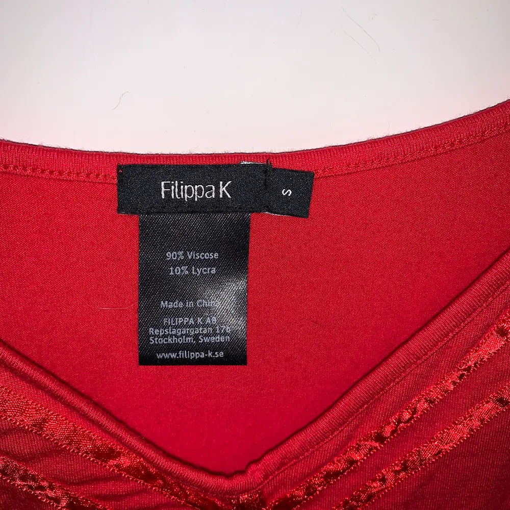 Jättefint rött Filippa K linne, ordinarie pris 700kr , finns inte längre att köpa i butik, säljer för att den ej kommer till användning . Toppar.