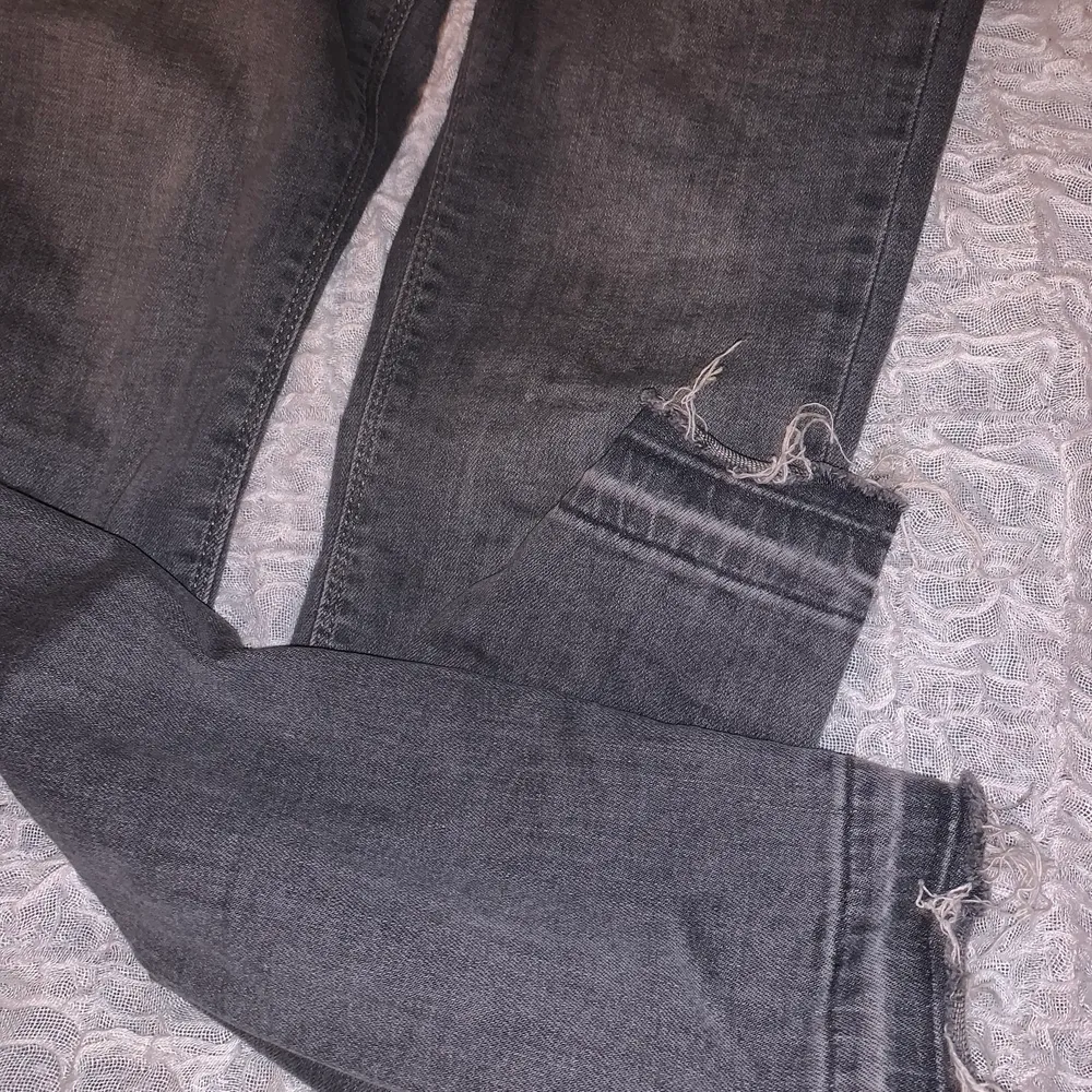 Säljer dessa gråa jeans med detaljer nertill🌟 Kontakta mig för mer info och bilder. Frakt tillkommer på 63kr.. Jeans & Byxor.
