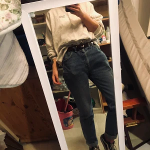 Insydda vintage Lee jeans - Hittade pappas gamla jeanssamling från 80-90talet och har börjat sy om/sy in några av dem. Jag har sytt så att de ska passa mig, som är 24inches/61cm i midjan och 172cm lång. De är lite slitna med ett litet hål på höger knä, samt lite slitna i grenen bak, något som hör till hela stuket på byxorna! Hade egenligen helst behållt allihop men har lite ekonomisk kris så måste tyvärr sälja bort en massa kläder nu :( ingen budgivning, först till kvarn är det som gäller!
