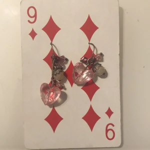 💗Fett söta örhängen 💗 - Jättefina örhängen med rosa små hjärtan 💖💗 betalning sker via swish!! ✨