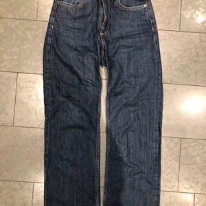 & other stories jeans - Innerlängd: 66cm. Midjemått 64-66cm. Storlek 25. Har tyvärr ingen bild med de på eftersom de är försmå o förkorta för mig (är 172cm) nyskick!