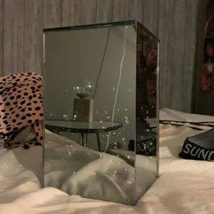 Hej!✌️ - Hej! Det är en spegel med lampor i som man sätter på!😽 lamporna behöver batteri!🐻💕