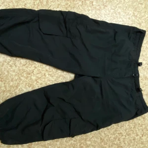 Svarta Cargobyxor - Ej använda, köpt begagnade. Väldigt fina dock inte min stil!🥰