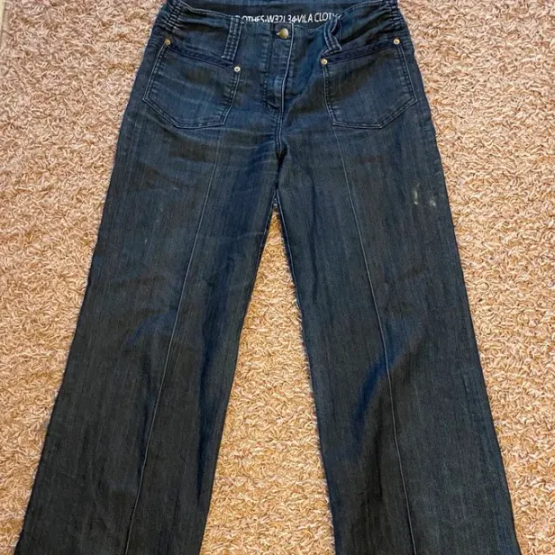 Supersnygga jeans köpta på Plick som jag insett tyvärr är lite stora för mig 😢. Jeans & Byxor.