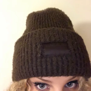 Mössa - Snygg mössa i astrendig brun färg!! Lik acnemössan.