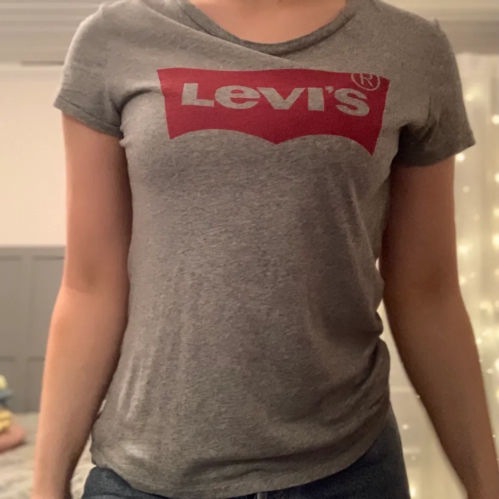Fin Levis T-shirt, 90 eller bud. T-shirts.