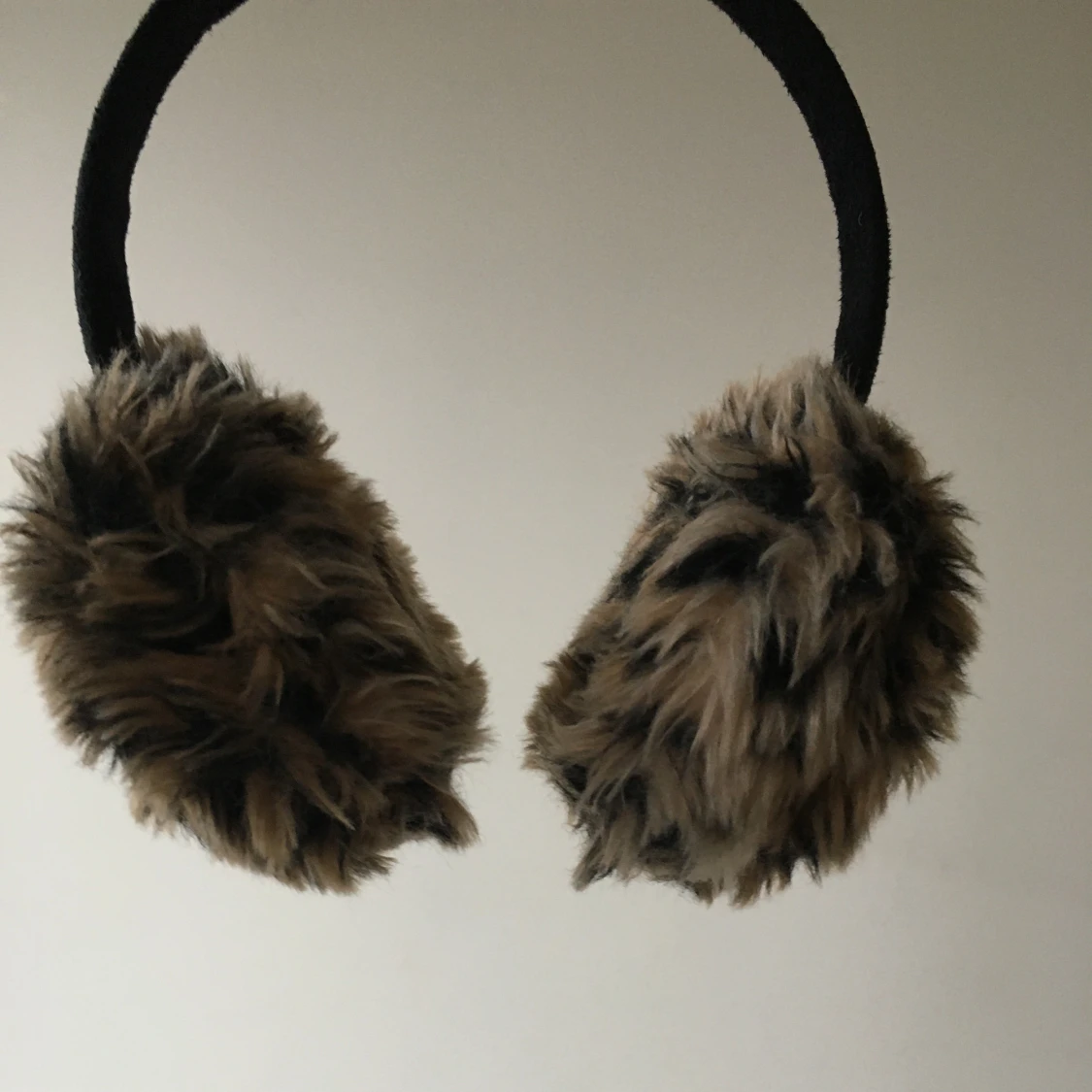 öronmuffar i leopardmönster  - 90