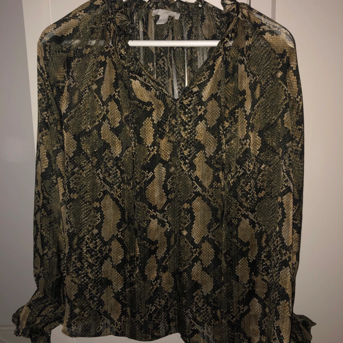 Tunn blus i ormmönster  - 90