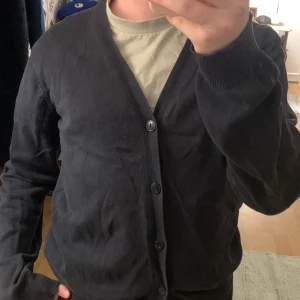 Snygg kofta - Säljer denna kardigan/koftan! Använder den aldrig så kände att den likaväl kunde säljas :) passar perfekt till vintern nu!