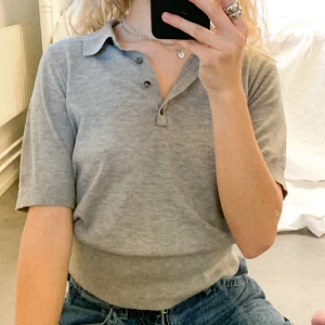GRÅ PIKÉ  - Säljer denna trendiga och snygga pikén! Passar till allt och har en riktig vintage golf vibe🤩
