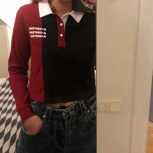 Vans långärmad - Super cool croppad vans långarmad med lite skjort-krage. Röd och svart med vans text vid bröstet. Väldogt lite använd! Frakt tillkommer! 🚚. Buda gärna❤️ storlek S men funkar för XS och M skulle jag säga (jag är M)