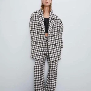  oanvänd rutig kappa  - Oanvänd kappa från Zara som nu är slutsåld 