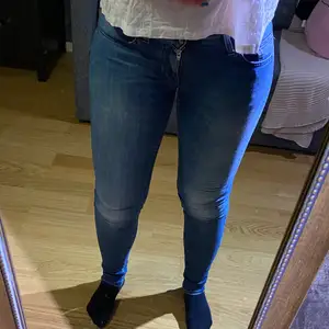 Superfina ganska low-rise jeans från Tiger. I riktigt bra skick, tyvärr har de blivit lite för små för mig! 