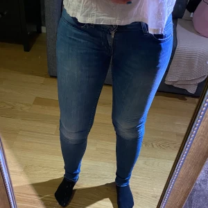 Jeans Tiger of Sweden - Superfina ganska low-rise jeans från Tiger. I riktigt bra skick, tyvärr har de blivit lite för små för mig! 