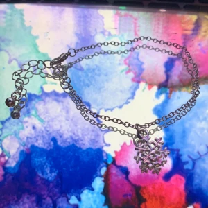 Silvrigt armband med berlock - Ett jättefint silvrigt armband med en söt snöflinga! Priset kan diskuteras! Julklappstips? ;-)