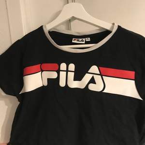 Lite kortare t-shirt från Fila som är i storlek L så den sitter lite oversized, assnygg men inte använd på länge å väldigt fint skick, texten som ny.