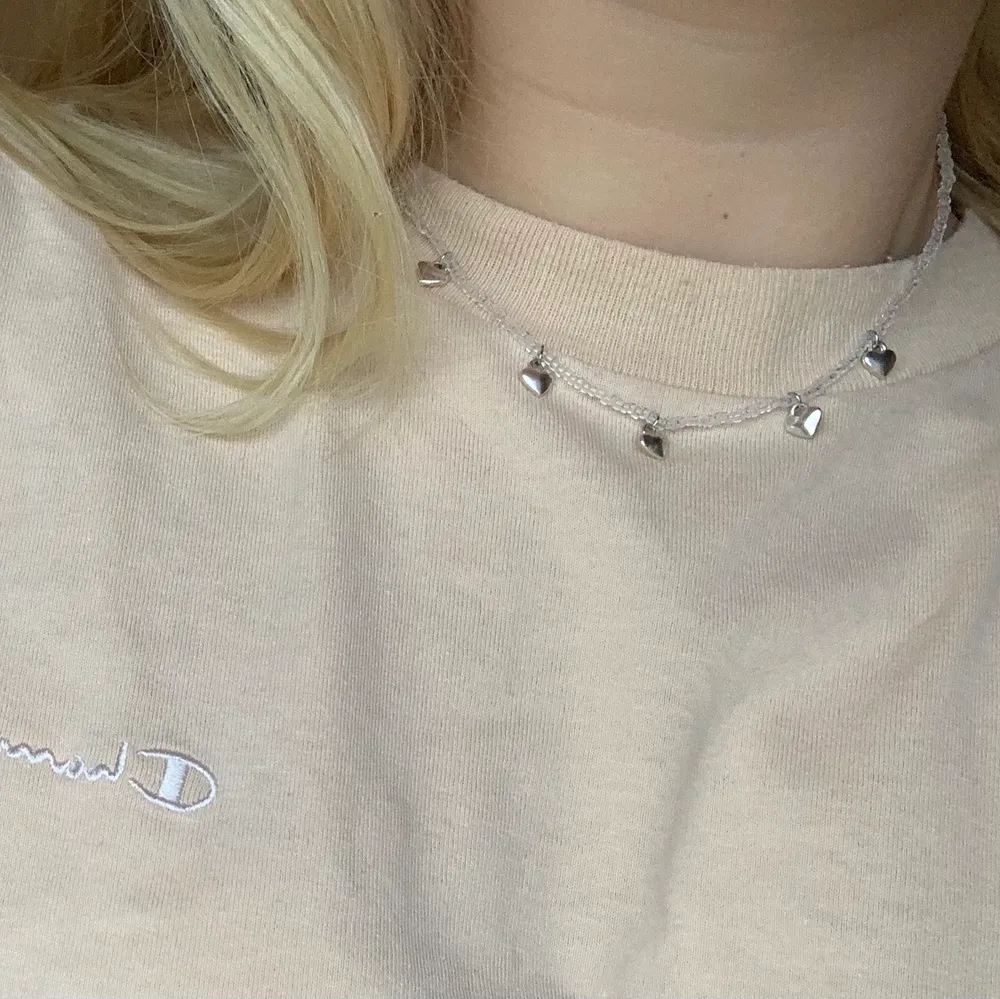 Säljer även på Instagram: @aliceruthjewelry 🤍                3 olika halsband i olika modeller💫                                  Alla innehåller rostfritt stål💍                                           Rostfritt stål kedja med hjärtan och stjärnor: 90kr         Pärlat halsband med hjärtan: 80kr                                  Pärlat halsband i blandade färger och pärlor: 80kr. Accessoarer.