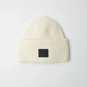 Acne mössa - Säljer min acne mössa, nästan helt oanvänd, bra skick. Kan mötas upp runt Stockholm annars fraktar jag.