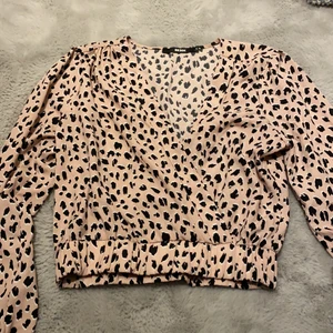 Leopard tröja - En fin rosa beige leopard topp från bikbok i storleken S men skulle även passa Xs💕💕säljer för 130 ink frakt🥰