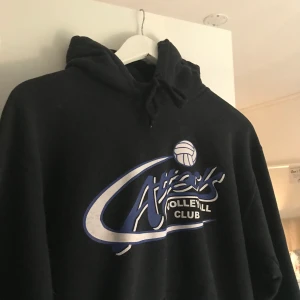 Hoodie - Mörkblå hoodie, köpt i New York, bra skick! Frakt +60 ✨ Budgivning i kommentarerna💕 (avslutas lördag kväll)