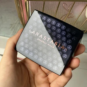 Anastasia beverly hills bronzer - Säljer en helt oanvänd bronzer (endast swatchad) i färgen Saddle. Ord pris: 375kr, säljer för 310kr inklusive frakt!❤️