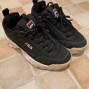 FILA SKOR - ÄKTA OCH I FINT SKICK 