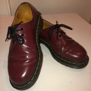 Dr Martens 1461 - Klassiska låga Dr Martens i vinrött! Köpte de på second hand app men har inte fått till för mycket användning pga för liten storlek. Det är sparsamt använda av mig och är fortfarande i fint skick, samt smorda nyligen.  