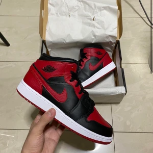 Jordan 1 mid banned - Hej allihopa. Säljer nu dessa då dom inte passar min flickvän. Jag kör budgivning från 0kr!!