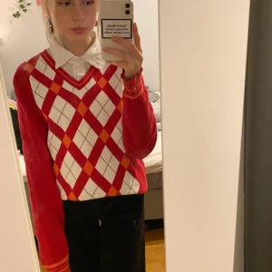 Trendig tröja! - Rutig mysig tröja köpt på humana! Använd fåtal gånger❤️ Står storlek xxl men sitter såhär på mig som är en xs/s❤️ Frakt tillkommer🥰