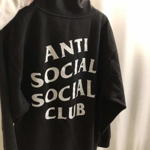 Anti social social hoodie - Den är i ett riktigt bra skick, inga flaws bara använd!        Den är i 8,5/10 i skicket. STORLEK L