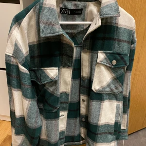 Picknickjacka - Grön picknickarna från zara i mycket fint skick, endast använd ett fåtal gånger