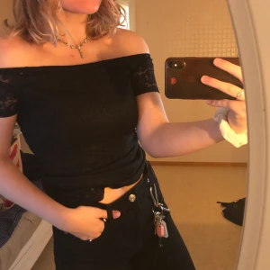 Svart off shoulder - En svart offshoulder tröja som har två lager tyg och som ni ser på bilderna består det yttersta lagret av spets medan det inre är helsvart. Tröjan sitter fast super bra och är i bra kvalité! Frakt ingår i priset 